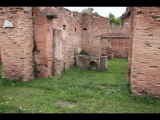 07673 ostia - regio iv - insula ii - portico e caseggiato dell'ercole (iv,ii,2-4) - raum 10 (portico) - bar - theke - suedseite - 01-2024.jpg